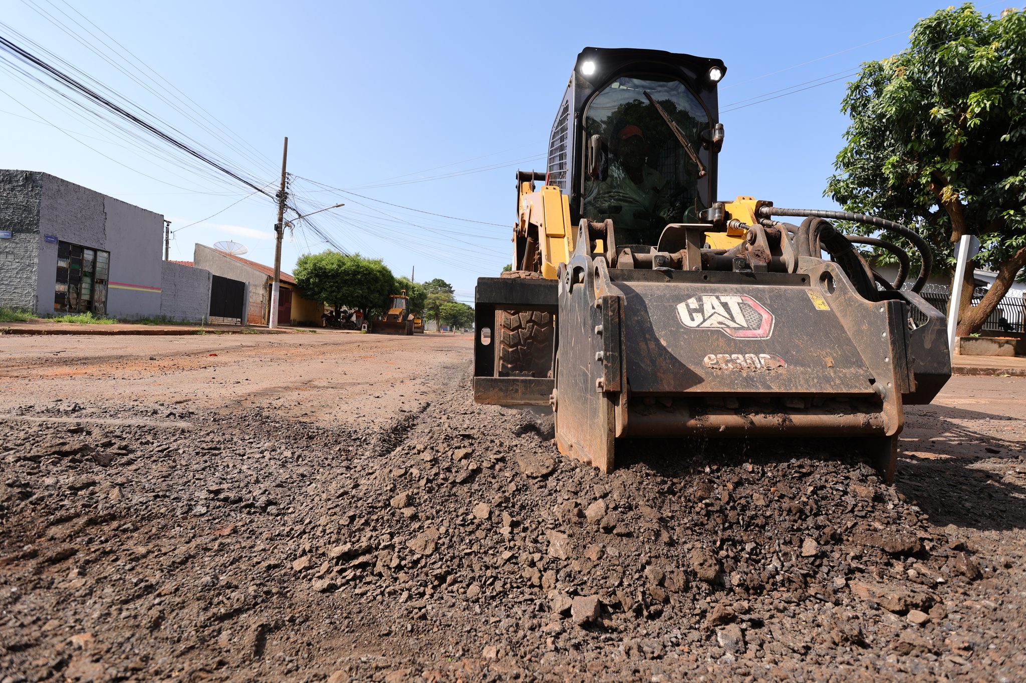 Prefeitura aproveita trégua nas chuvas para acelerar recuperação de ruas de Dourados Prefeitura aproveita trégua nas chuvas para acelerar recuperação de ruas de Dourados