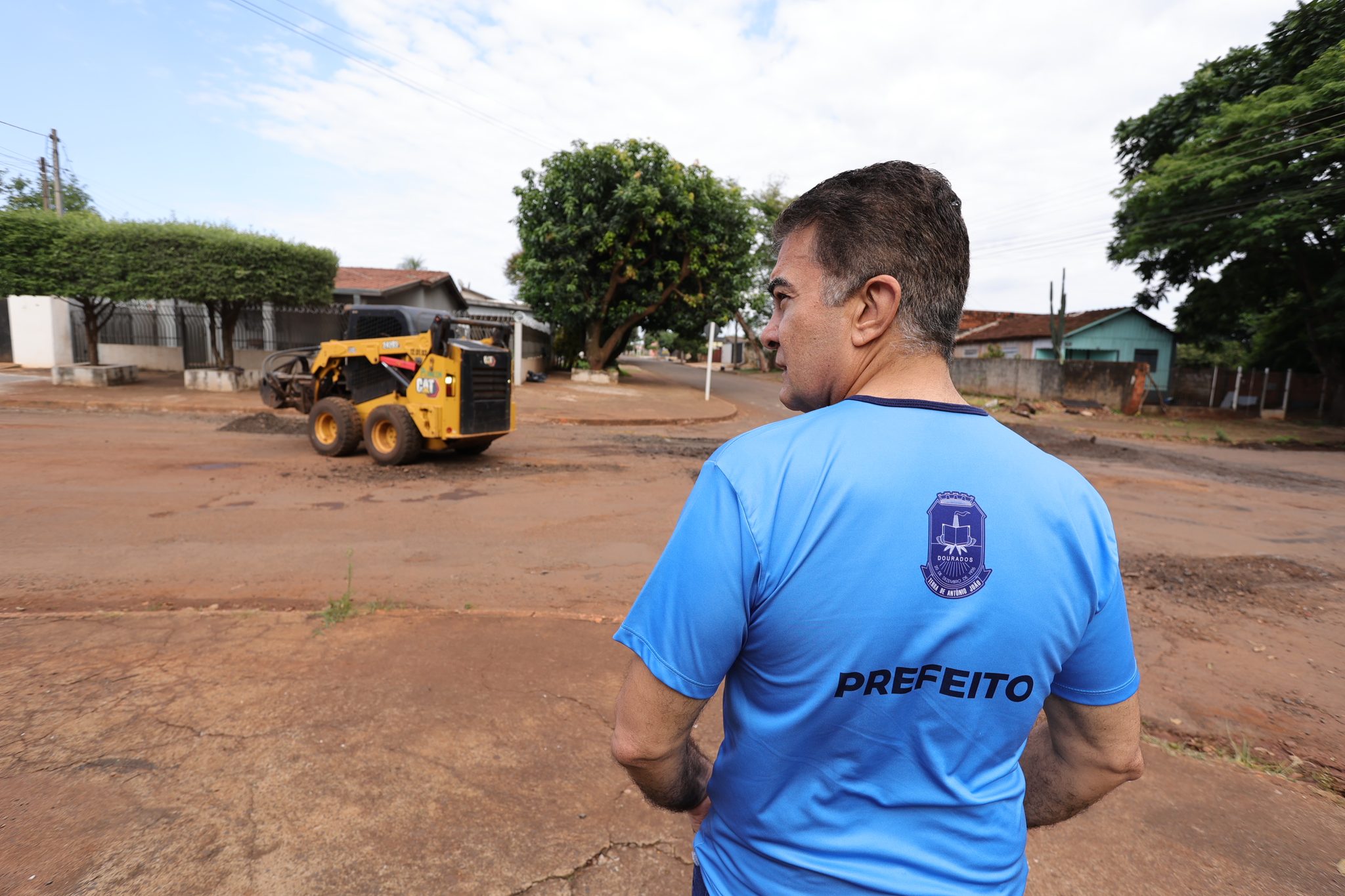 Prefeitura aproveita trégua nas chuvas para acelerar recuperação de ruas de Dourados Prefeitura aproveita trégua nas chuvas para acelerar recuperação de ruas de Dourados