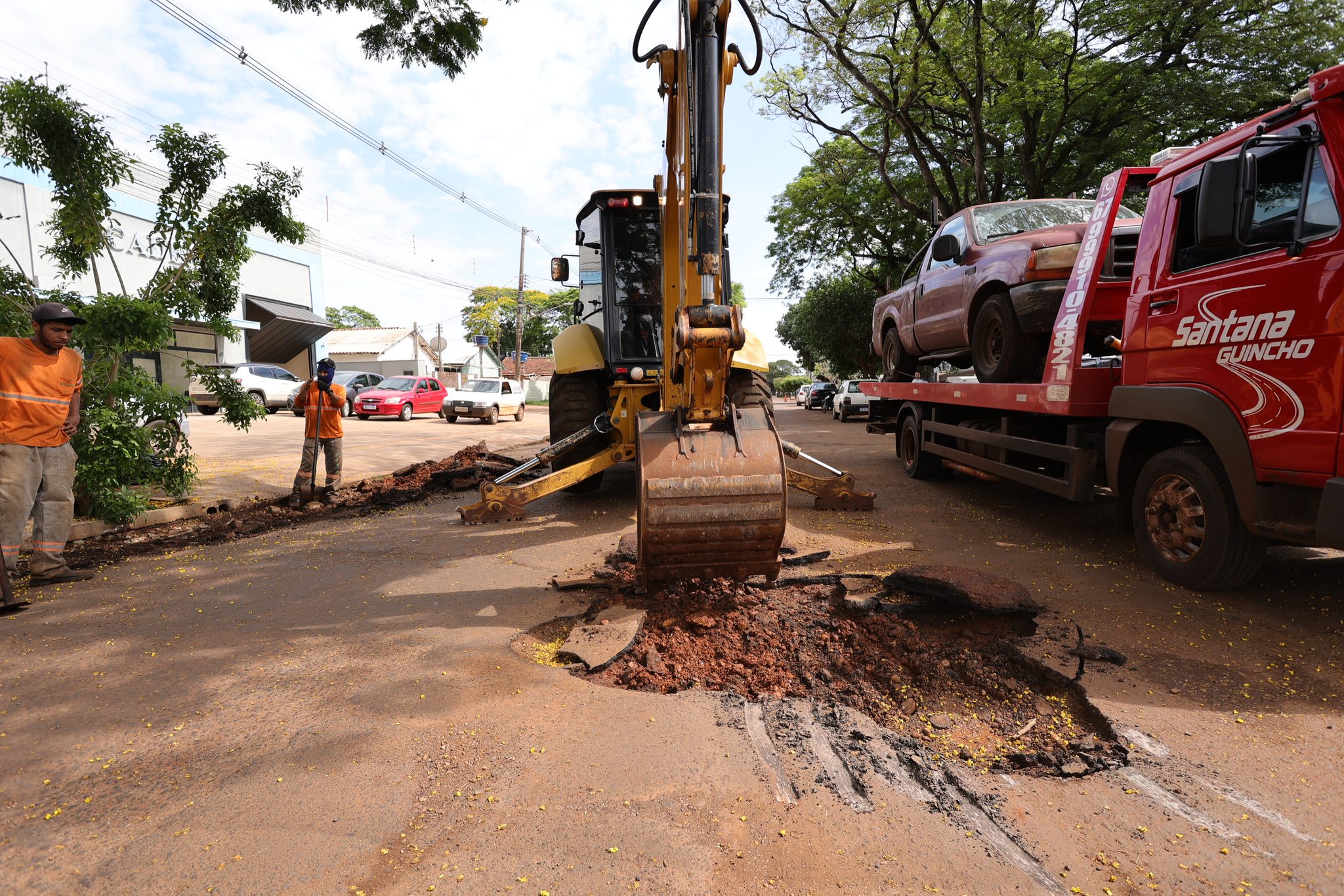 Prefeitura aproveita trégua nas chuvas para acelerar recuperação de ruas de Dourados Prefeitura aproveita trégua nas chuvas para acelerar recuperação de ruas de Dourados
