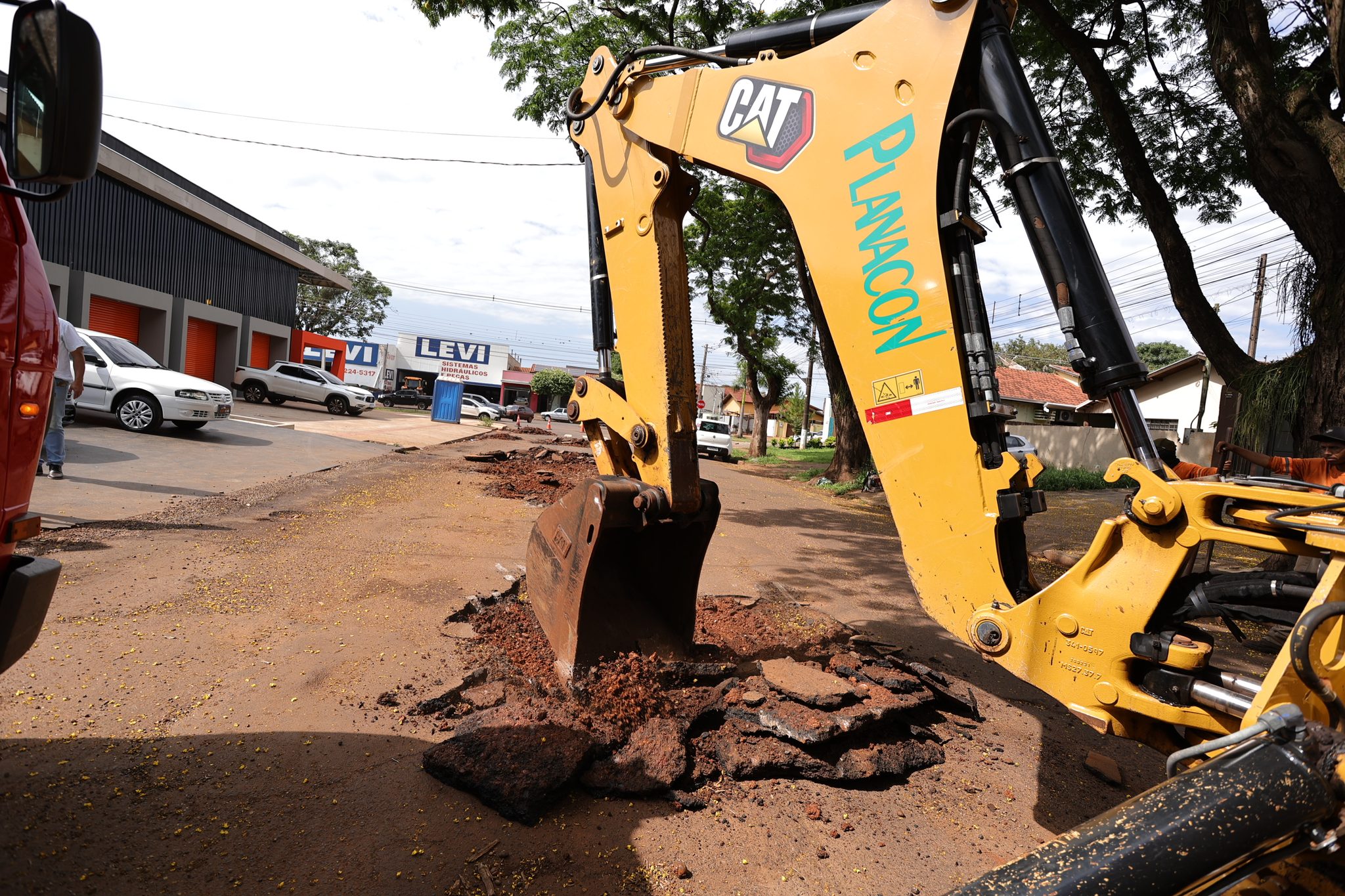 Prefeitura aproveita trégua nas chuvas para acelerar recuperação de ruas de Dourados Prefeitura aproveita trégua nas chuvas para acelerar recuperação de ruas de Dourados