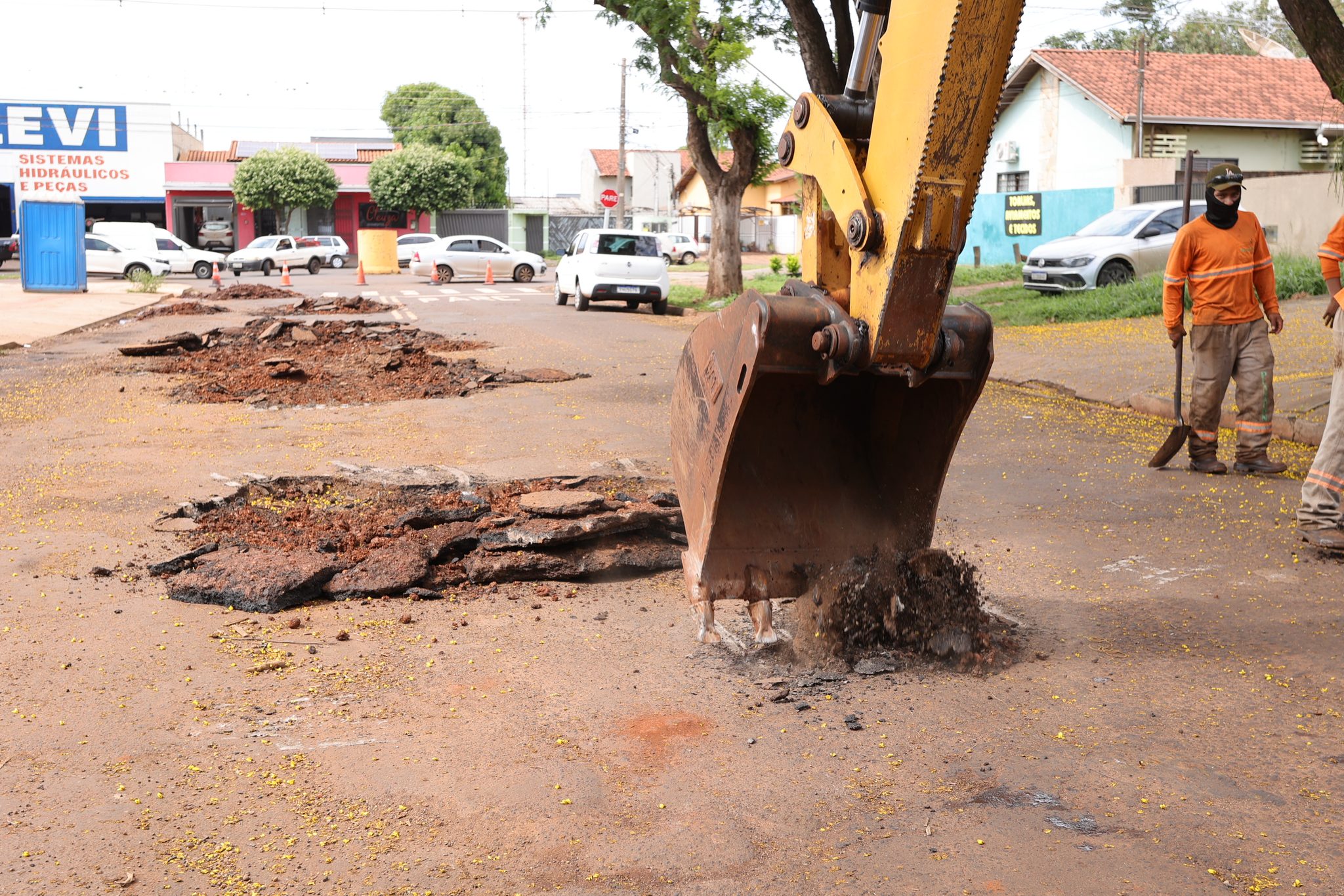 Prefeitura aproveita trégua nas chuvas para acelerar recuperação de ruas de Dourados Prefeitura aproveita trégua nas chuvas para acelerar recuperação de ruas de Dourados
