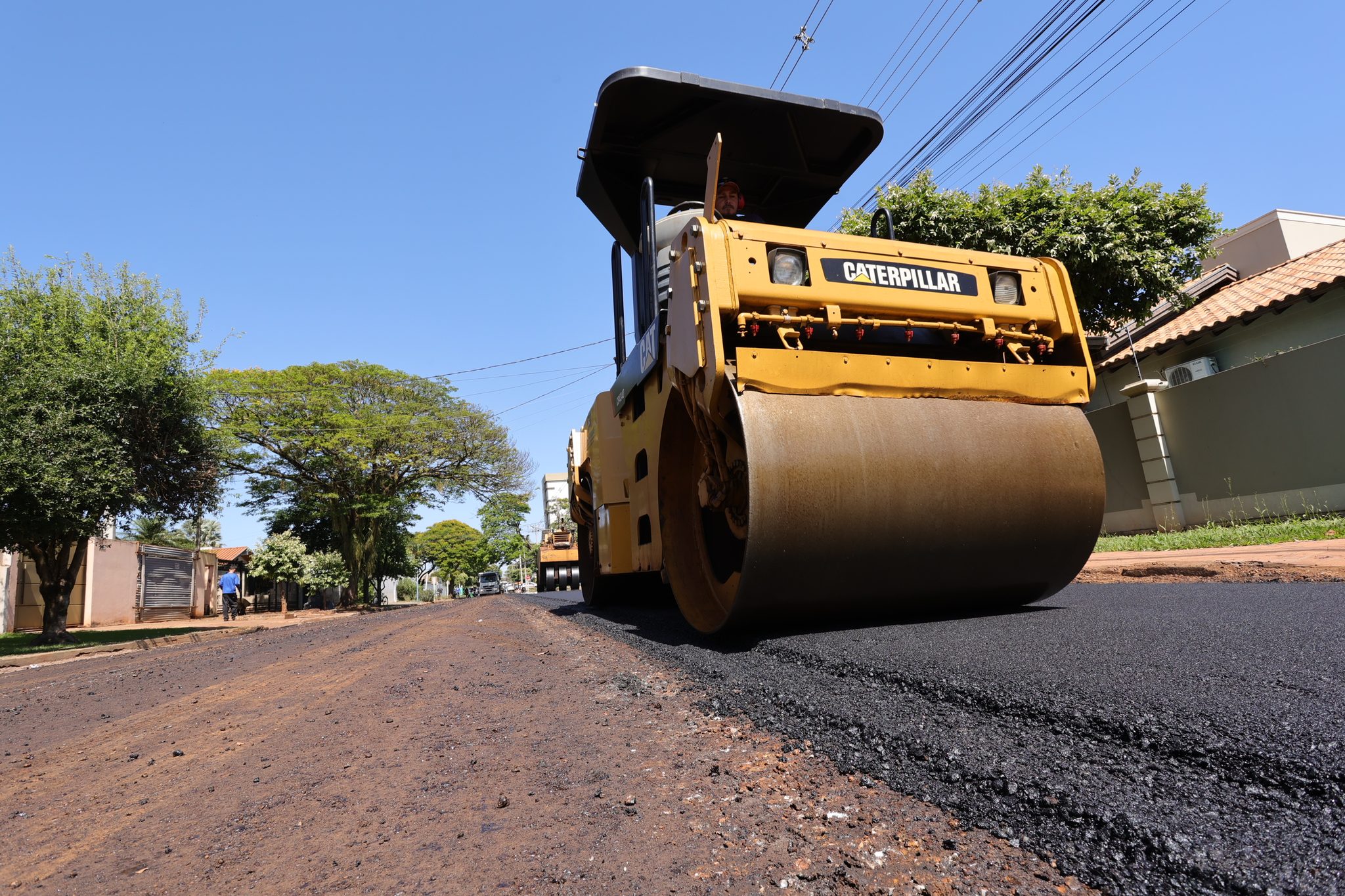 Prefeitura acelera trabalhos e recapeamento da Clóvis Cerzósimo e Iguaçu passa de 70% Prefeitura acelera trabalhos e recapeamento da Clóvis Cerzósimo e Iguaçu passa de 70%