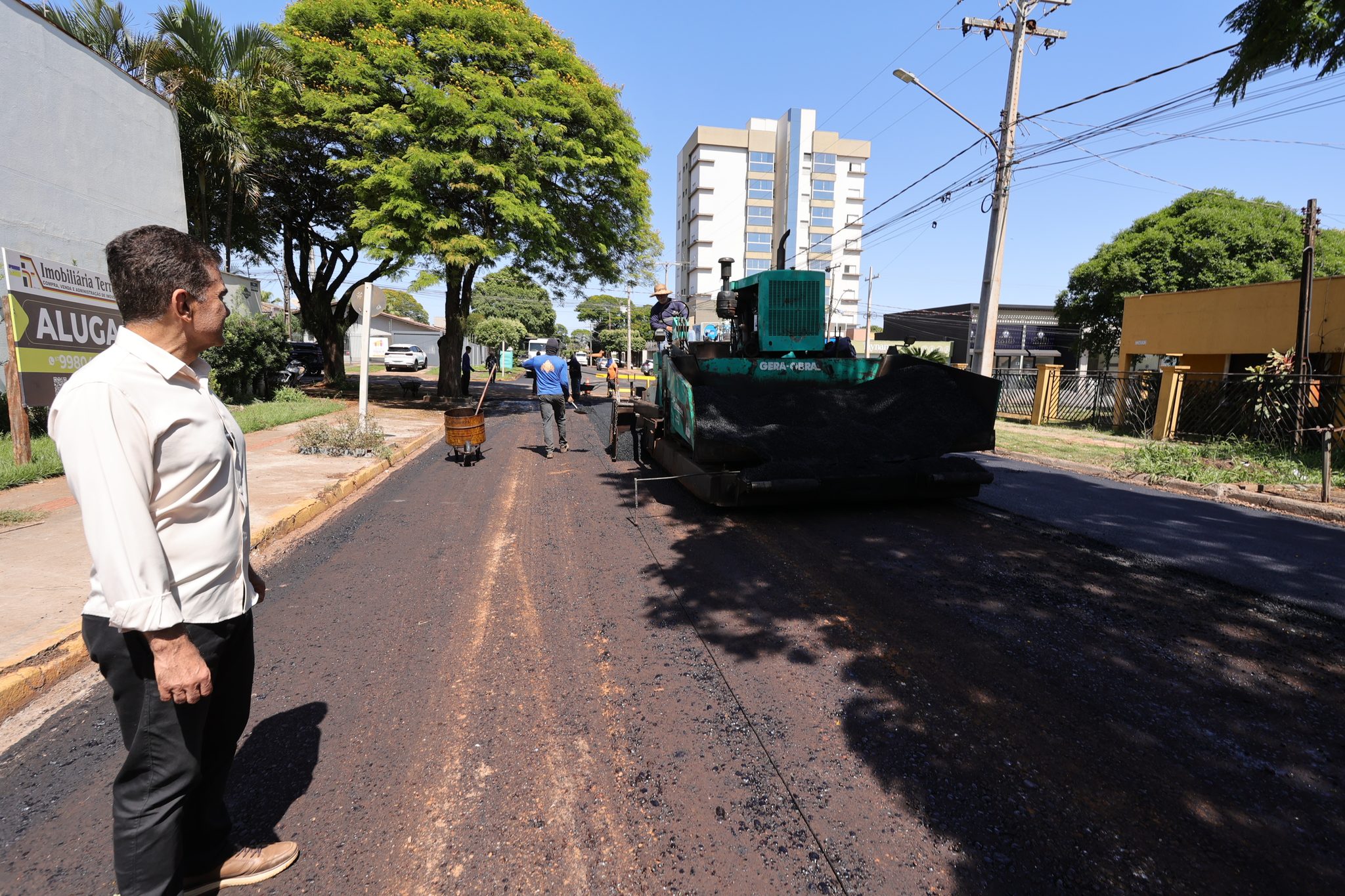 Prefeitura acelera trabalhos e recapeamento da Clóvis Cerzósimo e Iguaçu passa de 70% Prefeitura acelera trabalhos e recapeamento da Clóvis Cerzósimo e Iguaçu passa de 70%