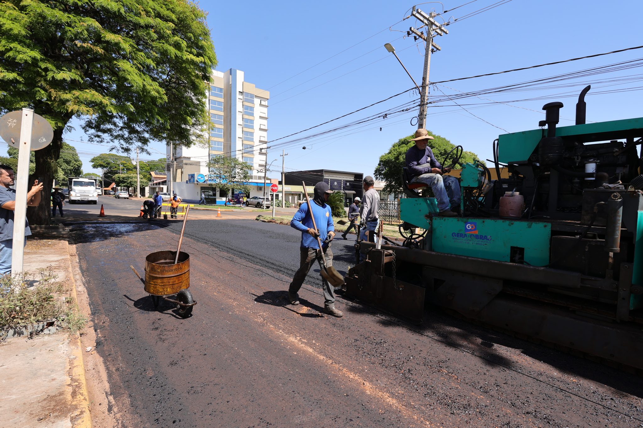 Prefeitura acelera trabalhos e recapeamento da Clóvis Cerzósimo e Iguaçu passa de 70% Prefeitura acelera trabalhos e recapeamento da Clóvis Cerzósimo e Iguaçu passa de 70%