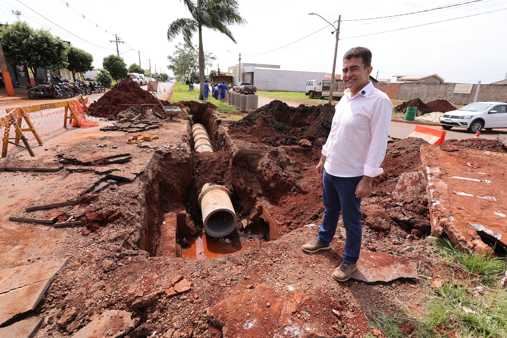 Prefeitura inicia obra para acabar com alagamentos na Avenida Esplanada Prefeitura inicia obra para acabar com alagamentos na Avenida Esplanada