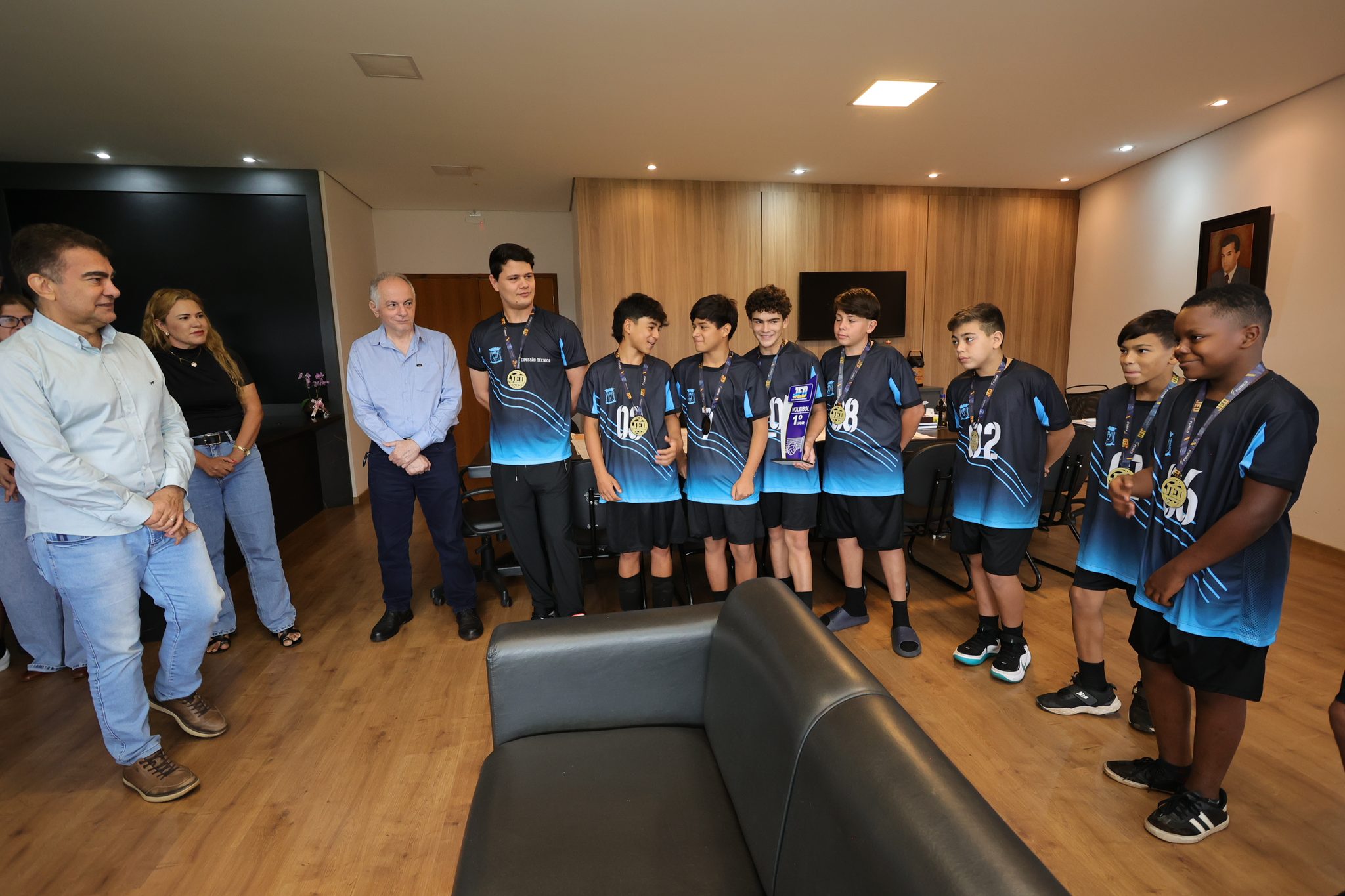 Prefeito recebe estudantes do Caic e da Weimar Torres campeões de vôlei e basquete Prefeito recebe estudantes do Caic e da Weimar Torres campeões de vôlei e basquete