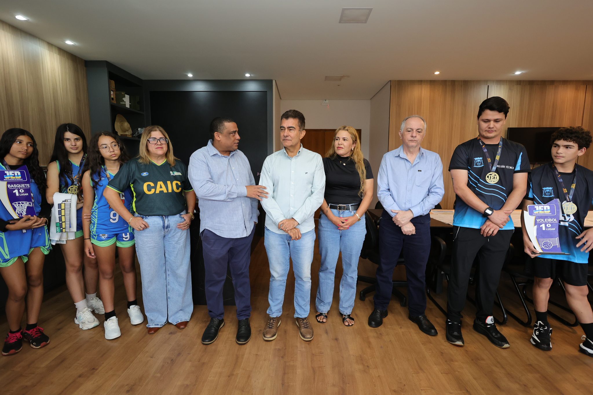 Prefeito recebe estudantes do Caic e da Weimar Torres campeões de vôlei e basquete Prefeito recebe estudantes do Caic e da Weimar Torres campeões de vôlei e basquete