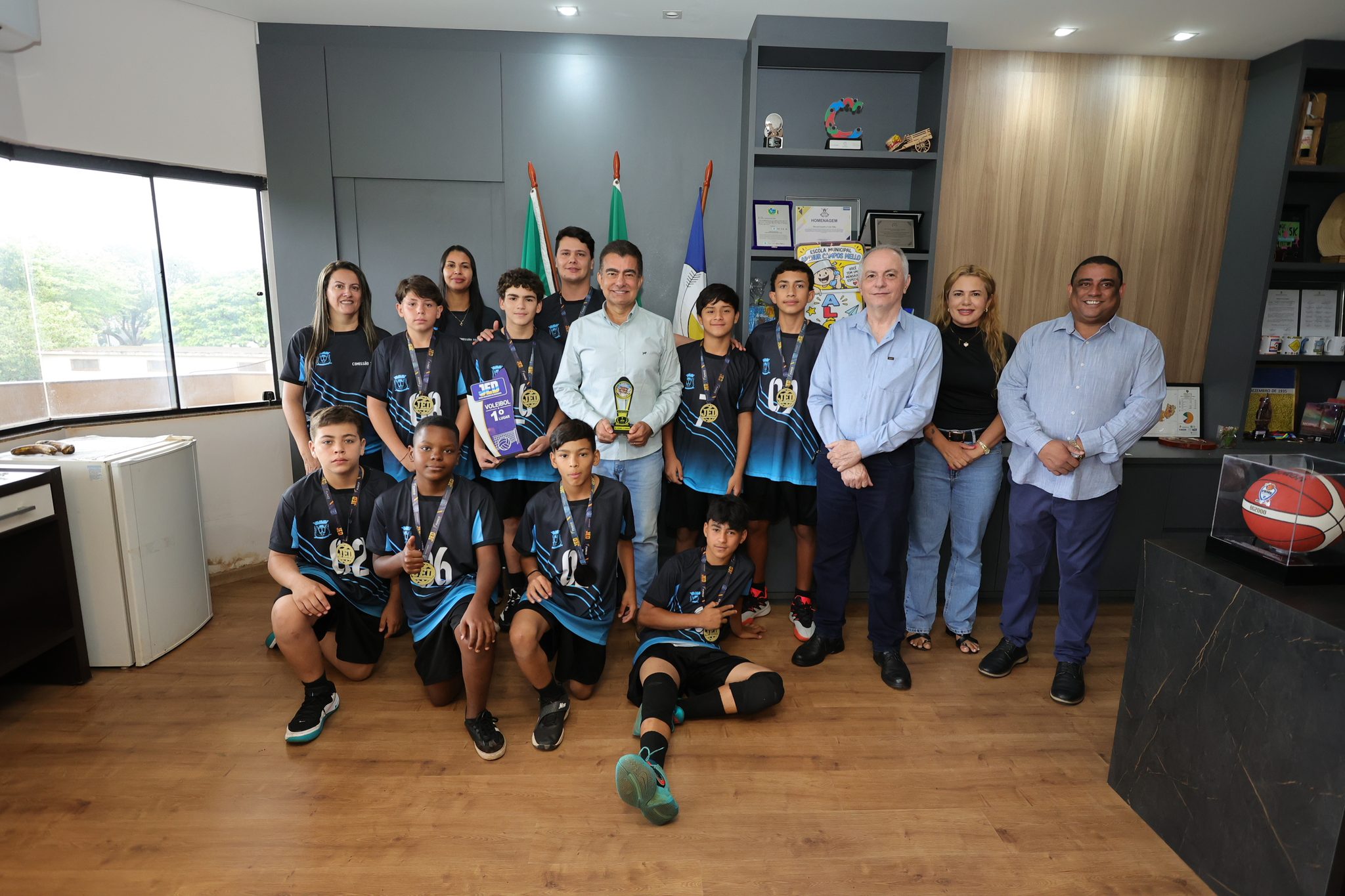 Prefeito recebe estudantes do Caic e da Weimar Torres campeões de vôlei e basquete Prefeito recebe estudantes do Caic e da Weimar Torres campeões de vôlei e basquete