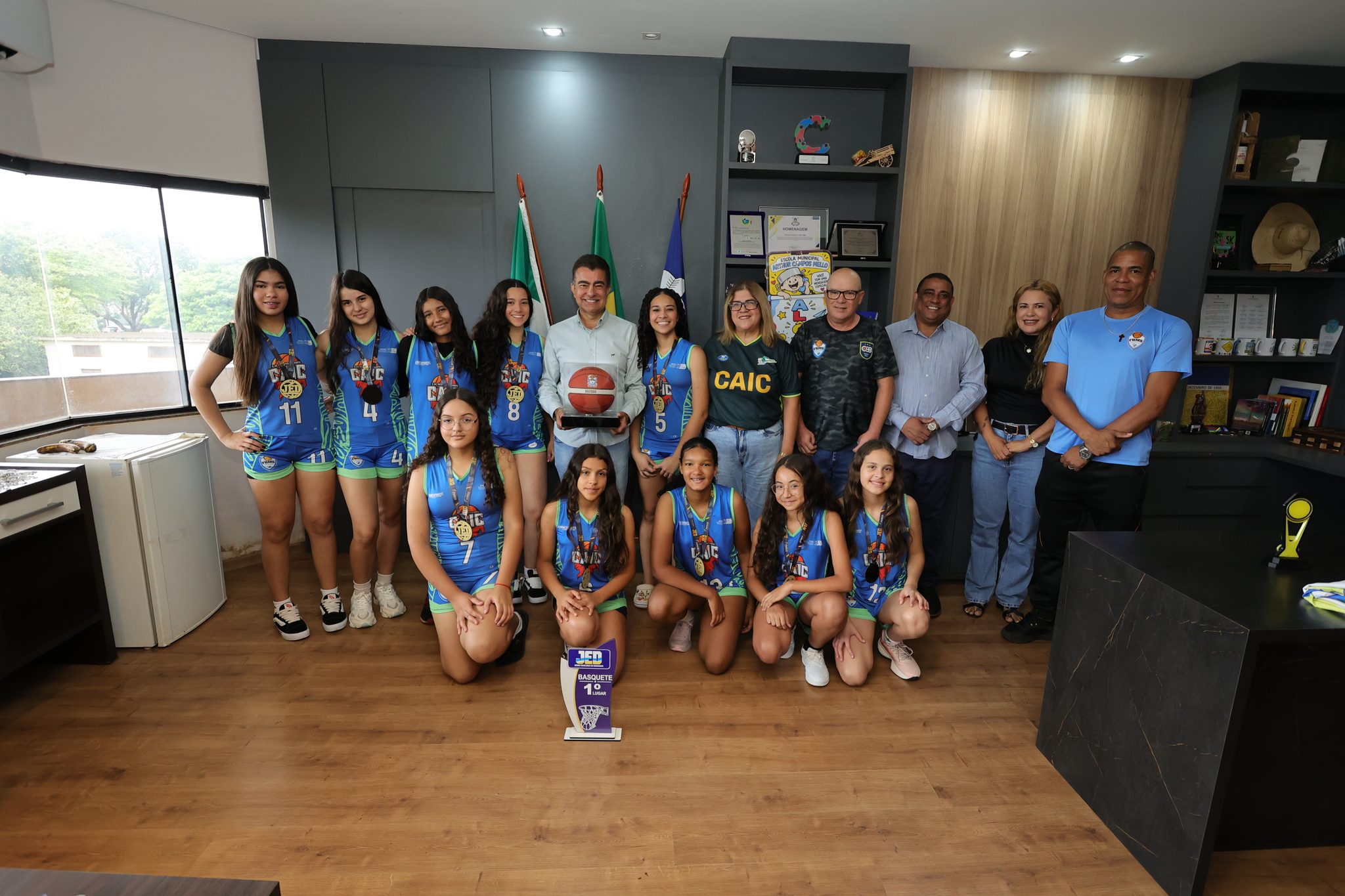 Prefeito recebe estudantes do Caic e da Weimar Torres campeões de vôlei e basquete Prefeito recebe estudantes do Caic e da Weimar Torres campeões de vôlei e basquete