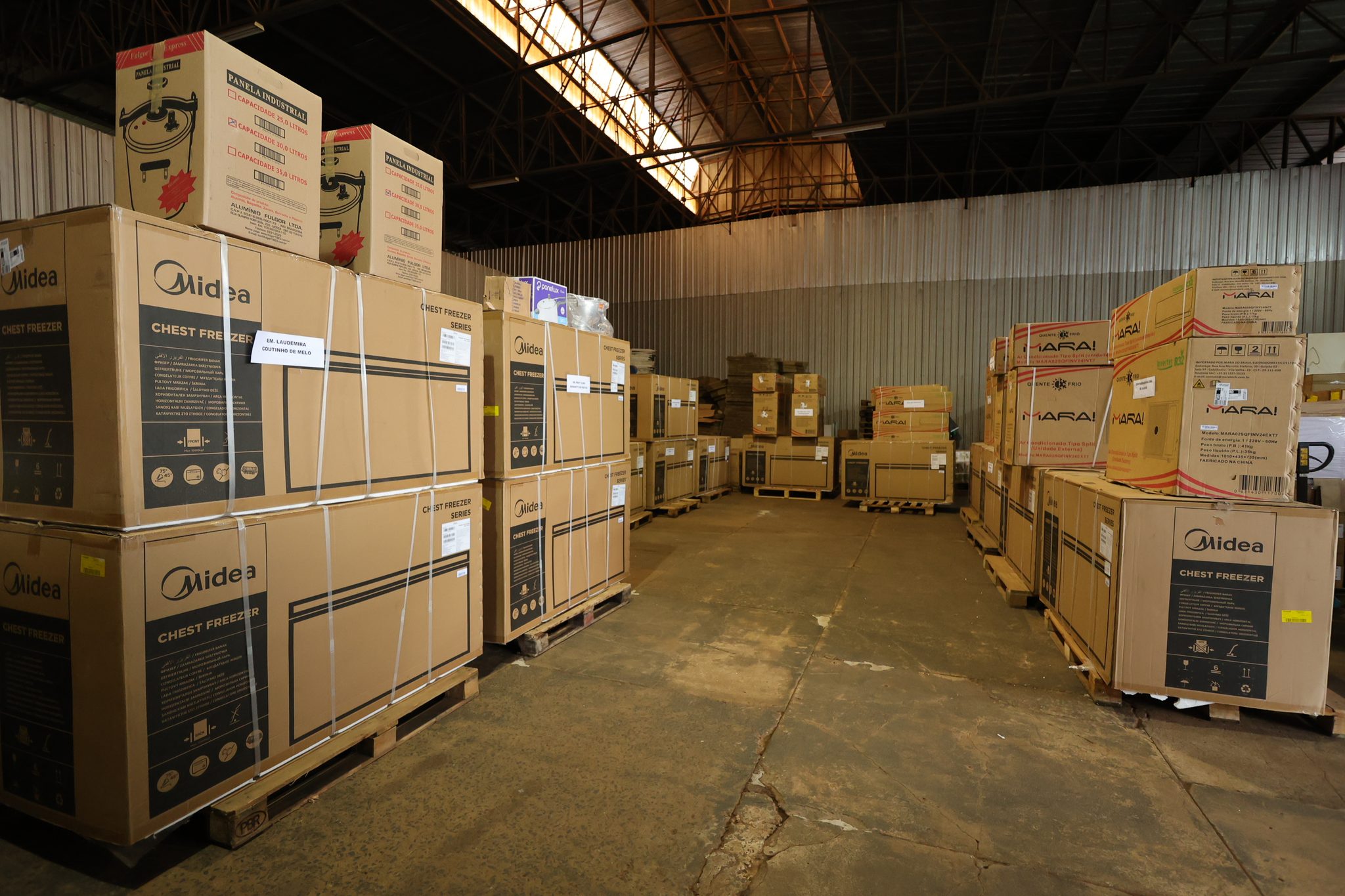 Prefeitura entrega equipamentos e materiais para escolas e Ceims da Rede Municipal Prefeitura entrega equipamentos e materiais para escolas e Ceims da Rede Municipal