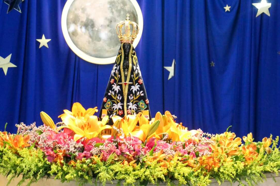 Pela fresta da janela, Márcio encontra lugar para celebrar sua fé por Aparecida