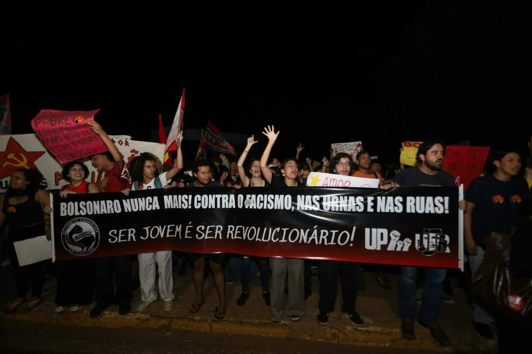 “Olê, olê, olê, olá!”: estudantes lotam entorno da UFMS em apoio a Lula “Olê, olê, olê, olá!”: estudantes lotam entorno da UFMS em apoio a Lula