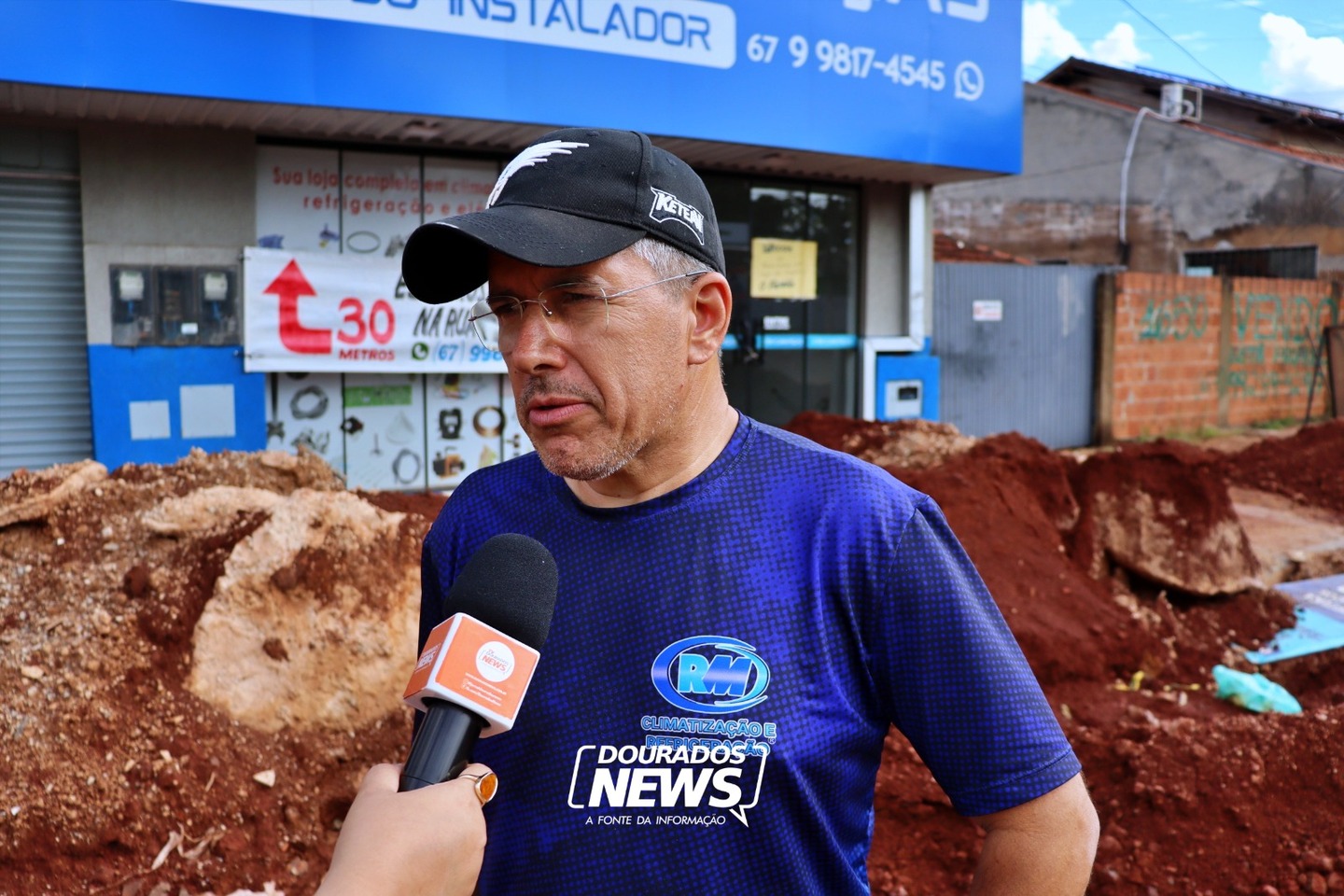 Nova galeria substituirá tubulação que se rompeu e fez abrir buraco sob calçada