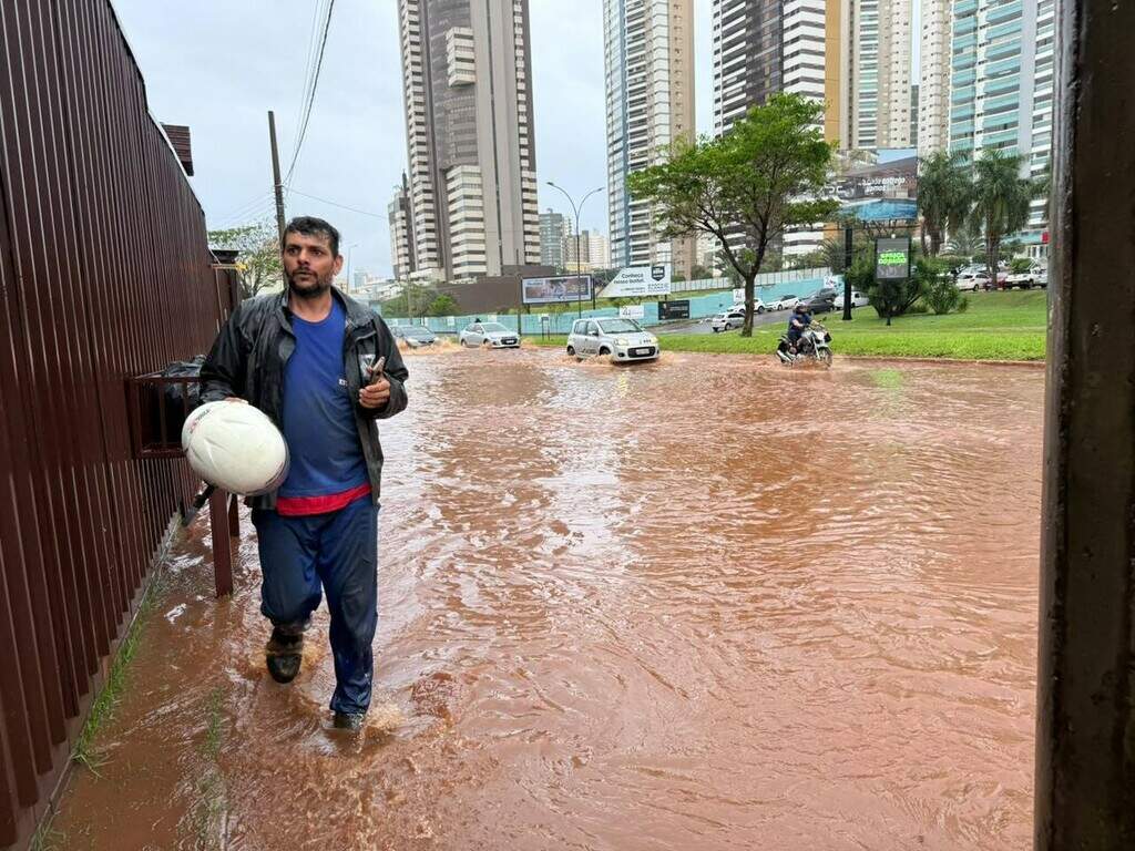 Chuva alaga ruas e deixa carros presos no entorno do Parque das Nações Chuva alaga ruas e deixa carros presos no entorno do Parque das Nações