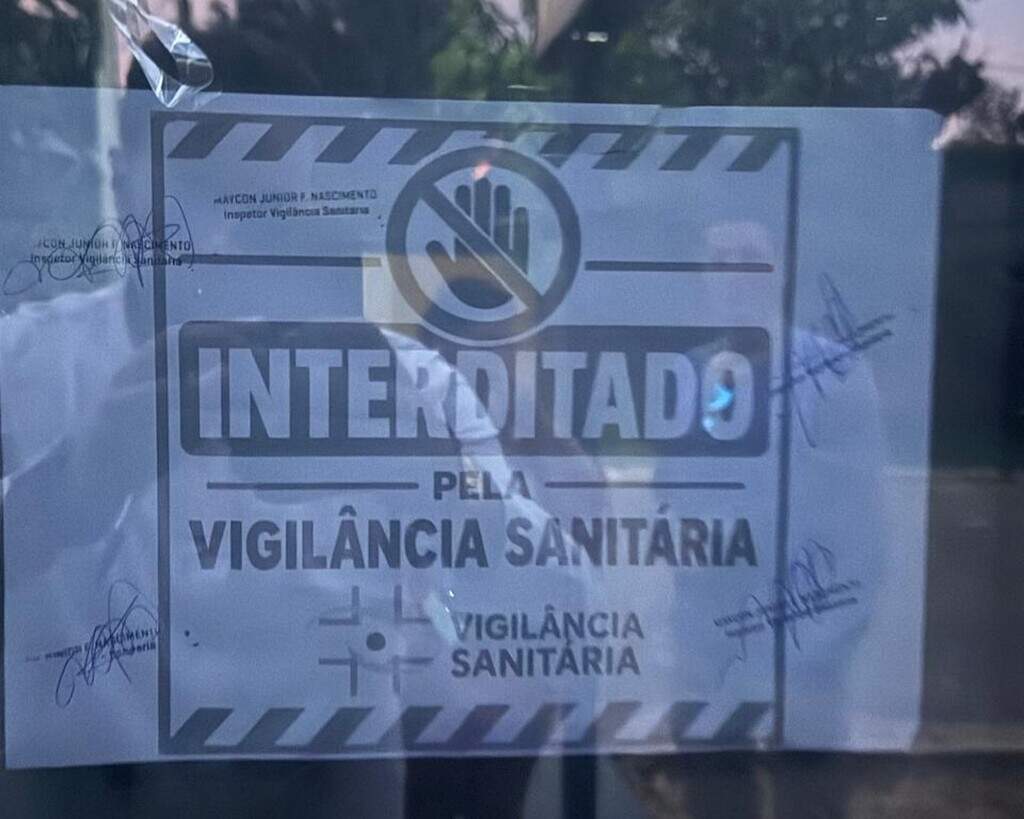 Falso dentista é preso colocando lentes de contato em salão de beleza