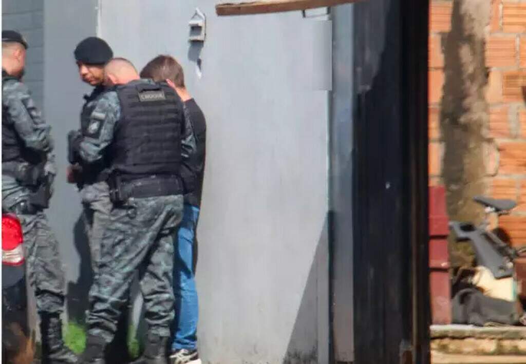 Suspeito de matar rapaz durante assalto morre em troca de tiros com o Choque Suspeito de matar rapaz durante assalto morre em troca de tiros com o Choque