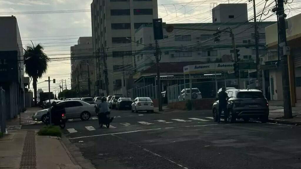Semáforos quebrados há dias deixam condutores no risco de acidentes Semáforos quebrados há dias deixam condutores no risco de acidentes
