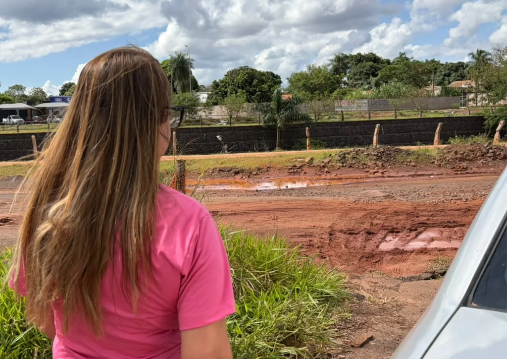 Após dois anos, obra na Ernesto Geisel ainda causa transtornos no Amambai