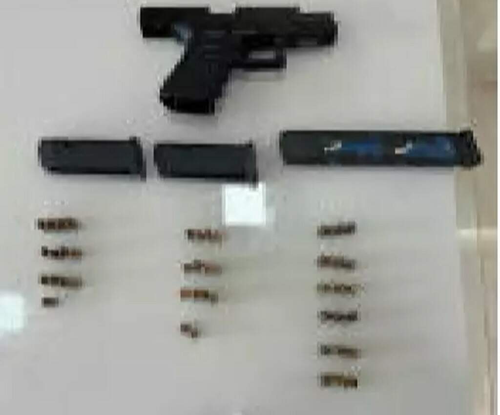 Alvo de operação contra tráfico foi preso com arma e munições em sofá Alvo de operação contra tráfico foi preso com arma e munições em sofá
