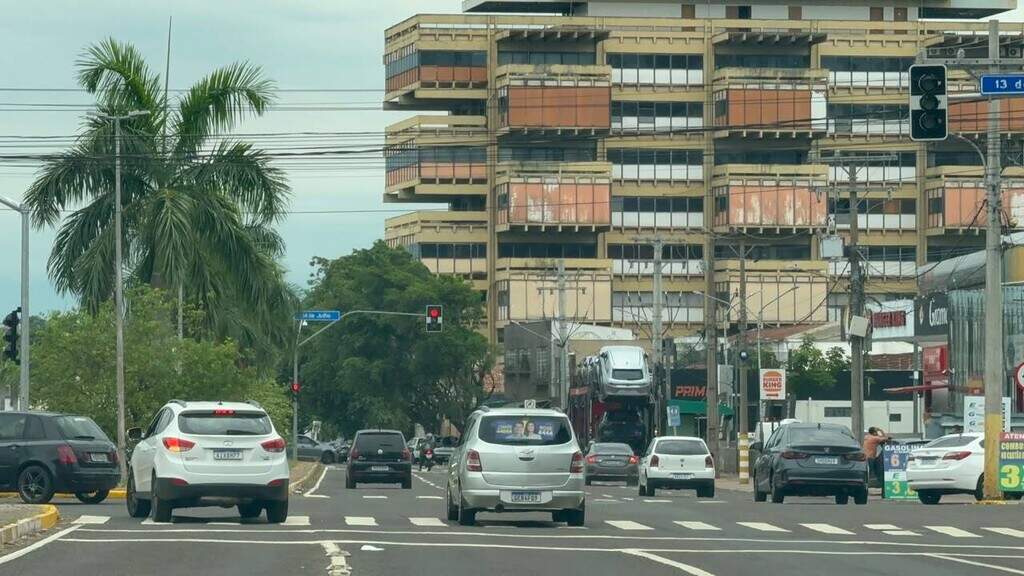 Semáforos ficam desligados durante horário de almoço no Centro