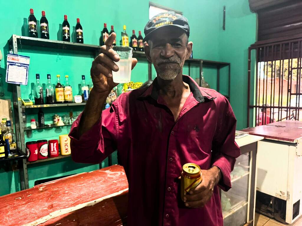 No bar da Rose, 50 centavos valem uma dose e uma ótima conversa No bar da Rose, 50 centavos valem uma dose e uma ótima conversa