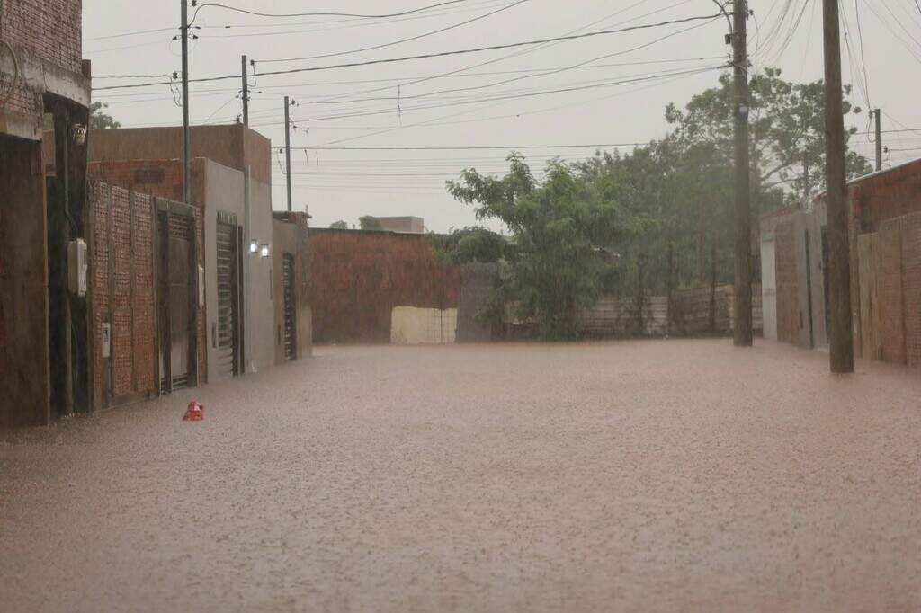Em menos de 6 meses, residencial volta a alagar e água de esgoto invade casas Em menos de 6 meses, residencial volta a alagar e água de esgoto invade casas