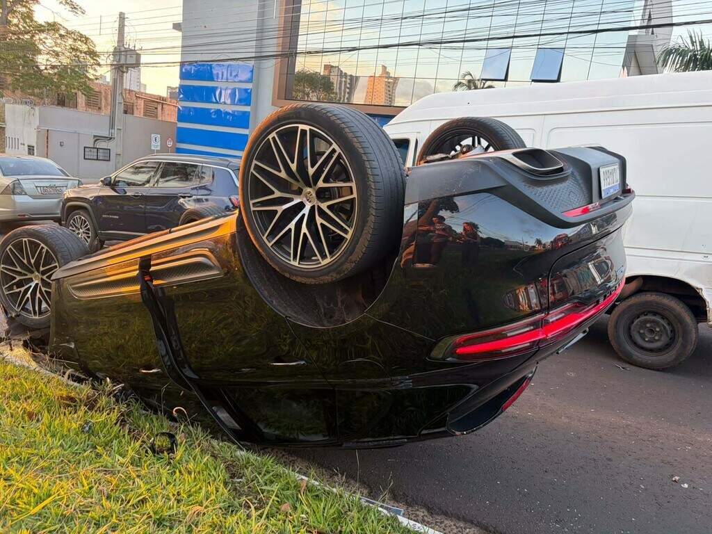Porsche Macan de R$ 500 mil capota após bater em traseira de furgão Porsche Macan de R$ 500 mil capota após bater em traseira de furgão