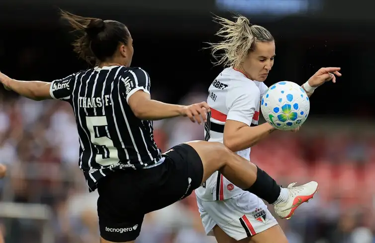 São Paulo segura Corinthians e é campeão brasileiro pela 1ª vez São Paulo segura Corinthians e é campeão brasileiro pela 1ª vez