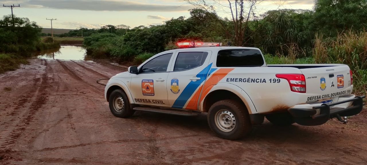 Defesa Civil vistoria nível do Rio Dourados em Itahum e orienta assentados do Amparo Defesa Civil vistoria nível do Rio Dourados em Itahum e orienta assentados do Amparo