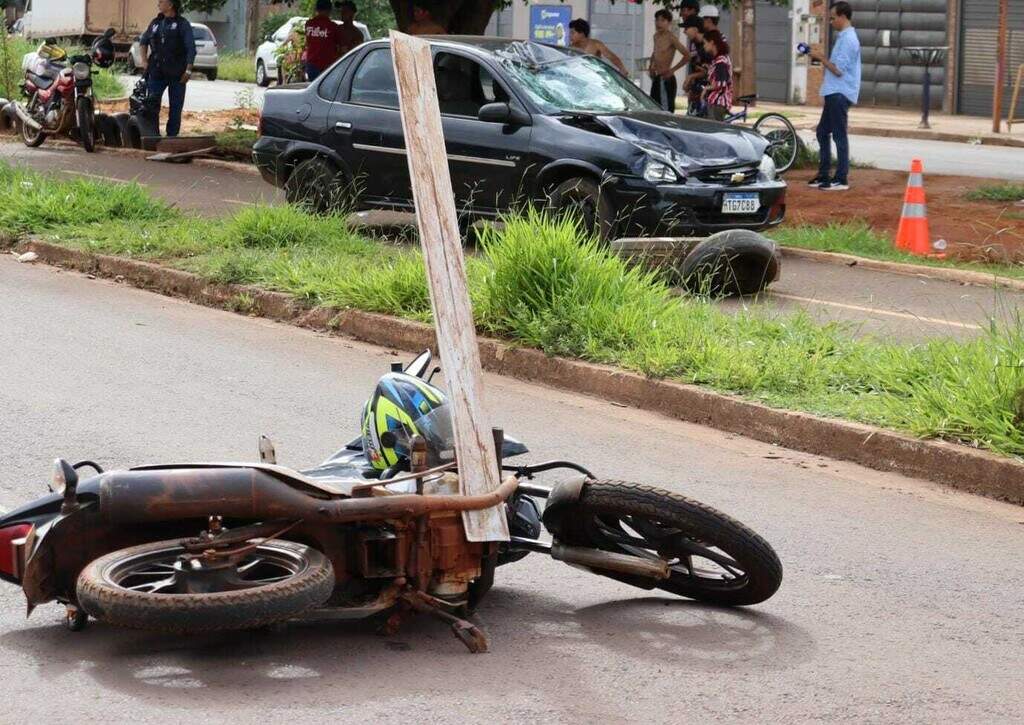 Motociclista é entubado após bater em carro e sofrer traumatismo craniano