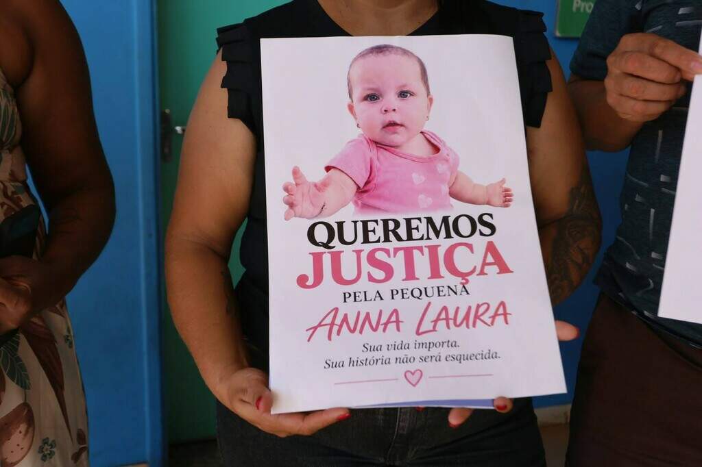 Em protesto, família questiona envio de bebê com pneumonia ao Hospital de Câncer Em protesto, família questiona envio de bebê com pneumonia ao Hospital de Câncer