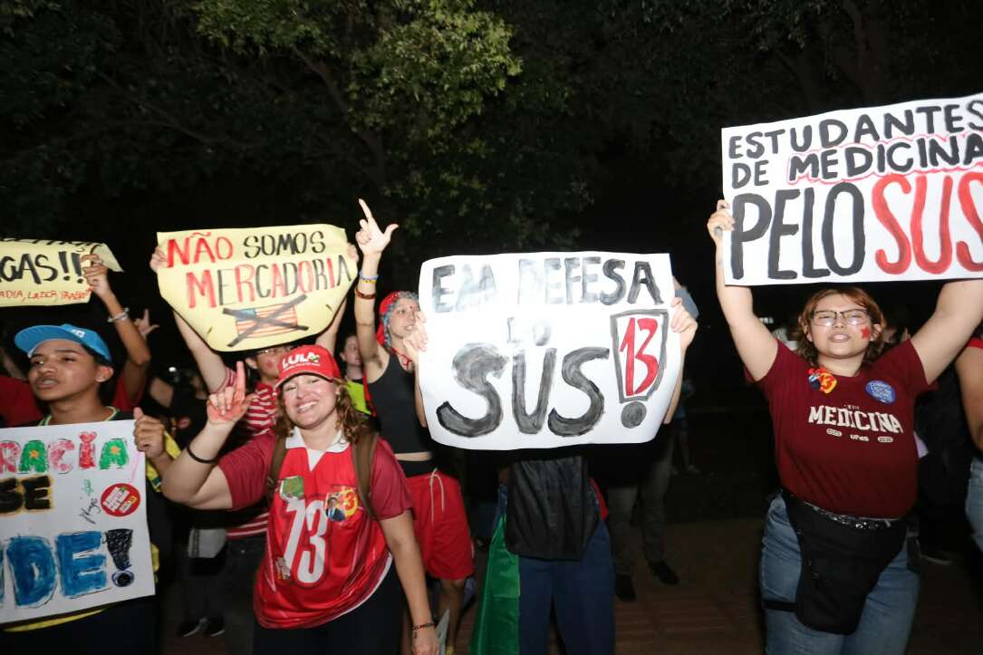 “Olê, olê, olê, olá!”: estudantes lotam entorno da UFMS em apoio a Lula “Olê, olê, olê, olá!”: estudantes lotam entorno da UFMS em apoio a Lula