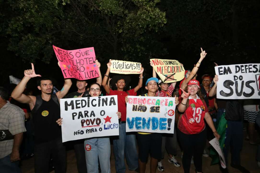 “Olê, olê, olê, olá!”: estudantes lotam entorno da UFMS em apoio a Lula “Olê, olê, olê, olá!”: estudantes lotam entorno da UFMS em apoio a Lula