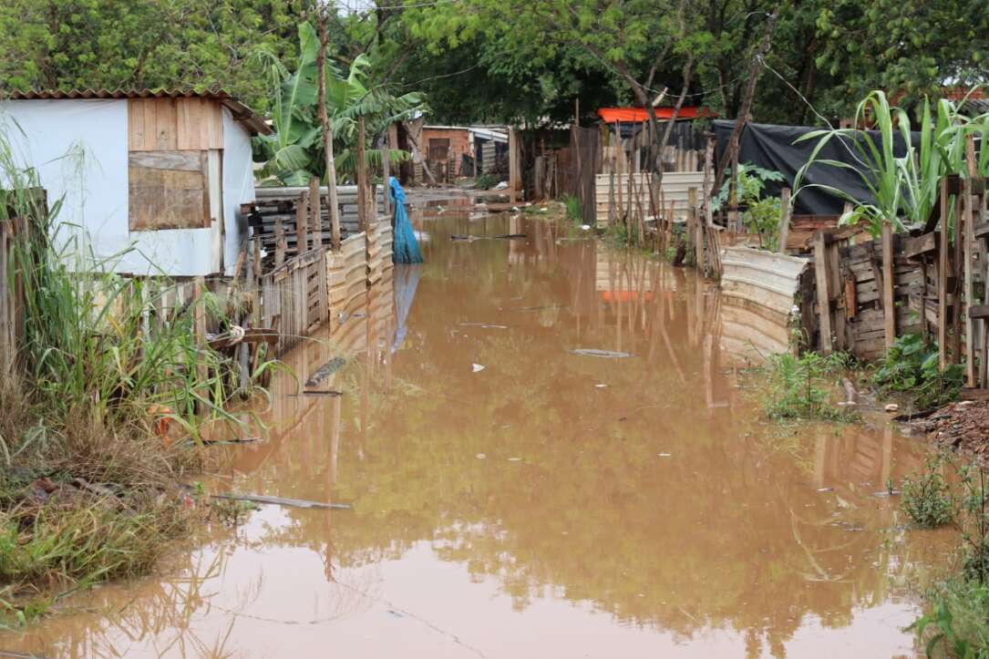 Chuva passa, mas água pode permanecer por até 30 dias em favela da Capital Chuva passa, mas água pode permanecer por até 30 dias em favela da Capital