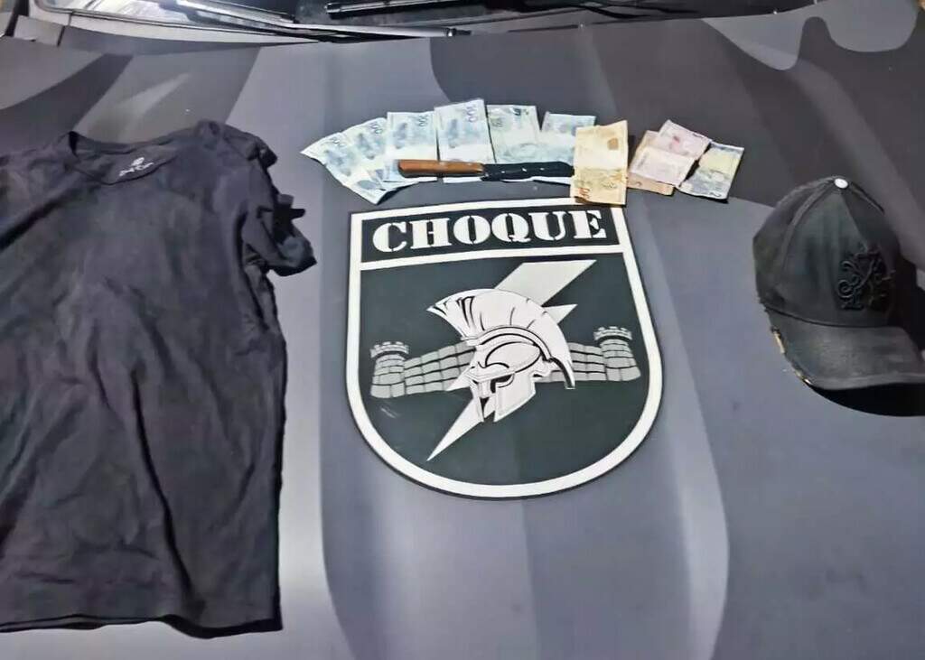 “Vou furar vocês”: homem ameaça jovens com faca durante roubo a farmácia
