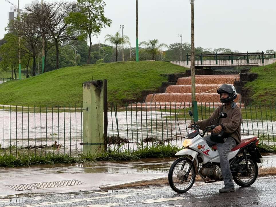 Chuva alaga ruas e deixa carros presos no entorno do Parque das Nações Chuva alaga ruas e deixa carros presos no entorno do Parque das Nações