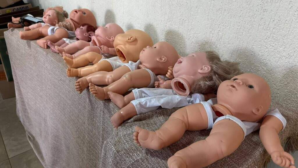 Bonecas velhas viram presentes, mas irmãs precisam de mais doações Bonecas velhas viram presentes, mas irmãs precisam de mais doações