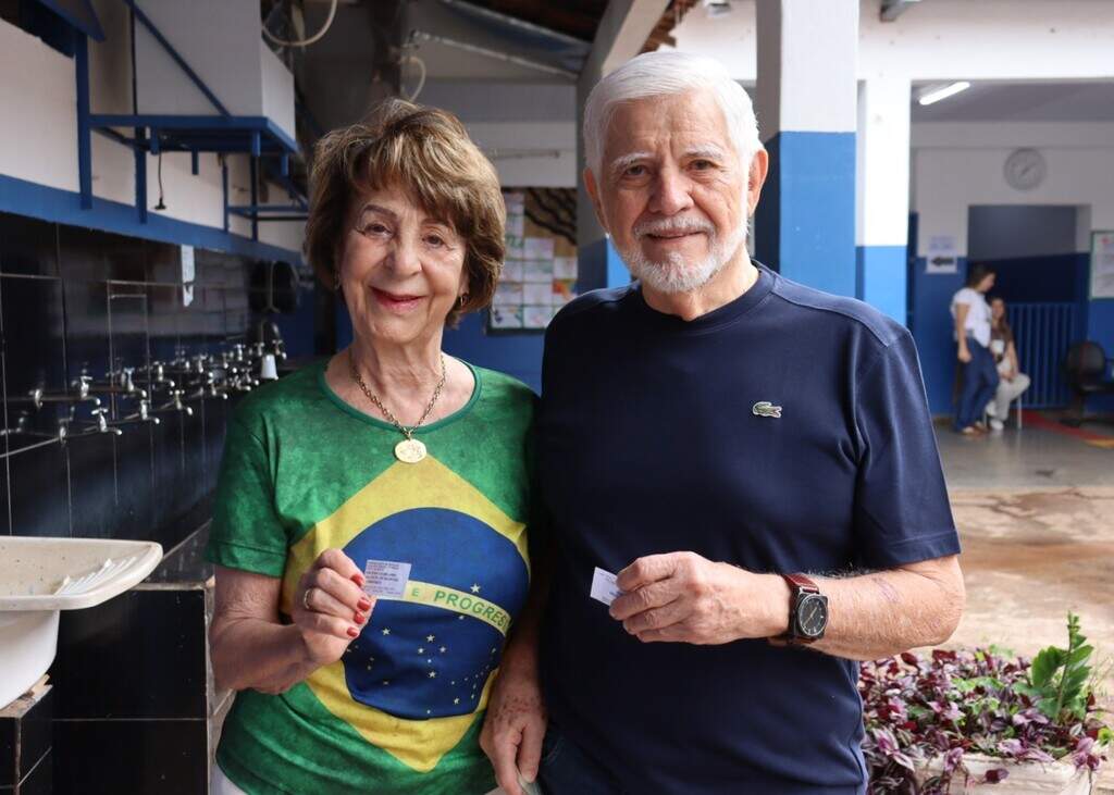 Mesmo sem obrigação, idosos chegam cedo às urnas para votar