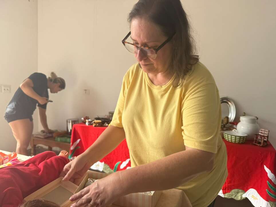 De bonecas de milho a 300 peças, Marlene abre bazar de lembranças