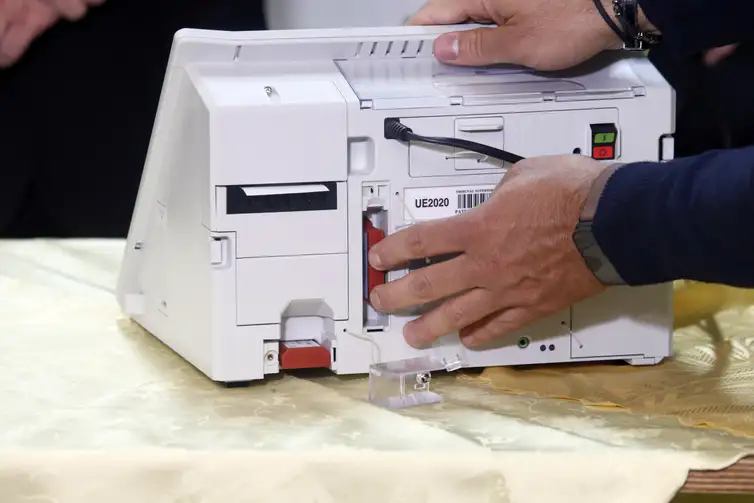 Estado de SP começa a preparar mais de 114 mil urnas para o 2º turno Estado de SP começa a preparar mais de 114 mil urnas para o 2º turno