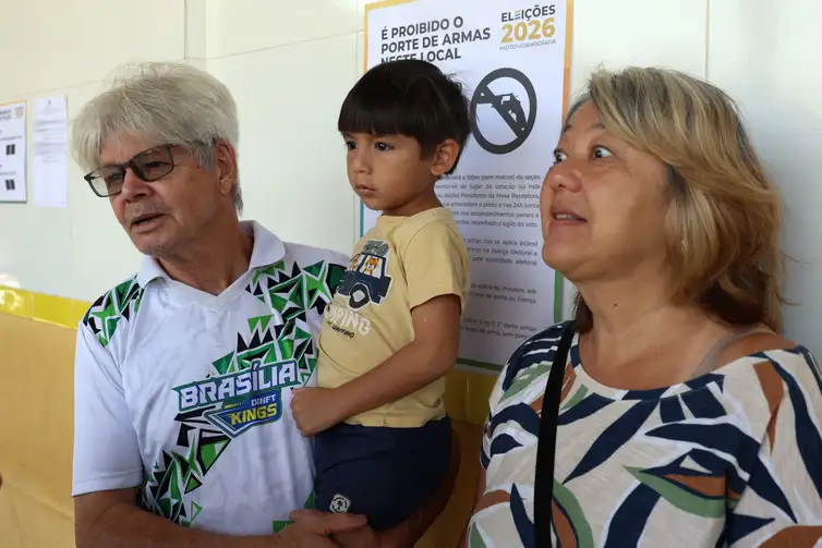 Pais levam filhos a seções eleitorais para ensinar democracia Pais levam filhos a seções eleitorais para ensinar democracia