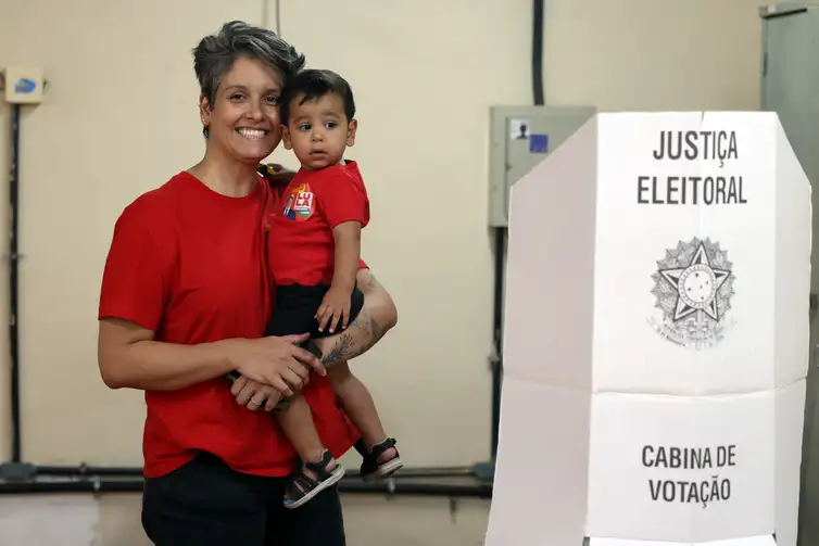 Pais levam filhos a seções eleitorais para ensinar democracia Pais levam filhos a seções eleitorais para ensinar democracia