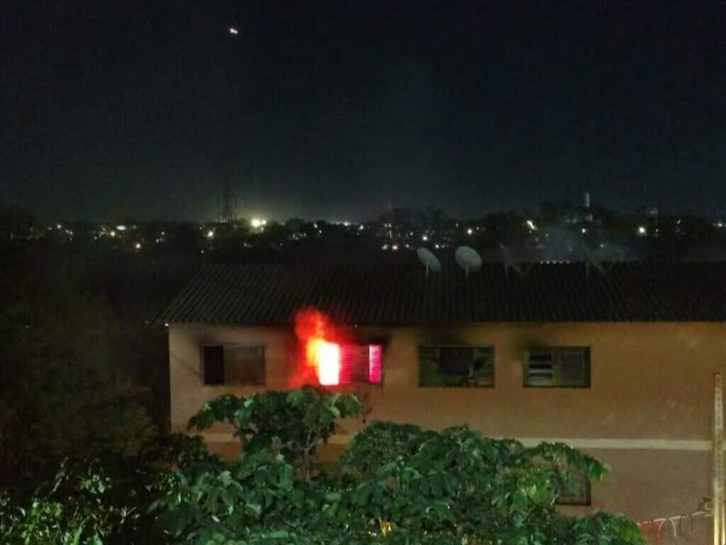 Suspeita de curto-circuito termina com apartamento em chamas no Tijuca Suspeita de curto-circuito termina com apartamento em chamas no Tijuca