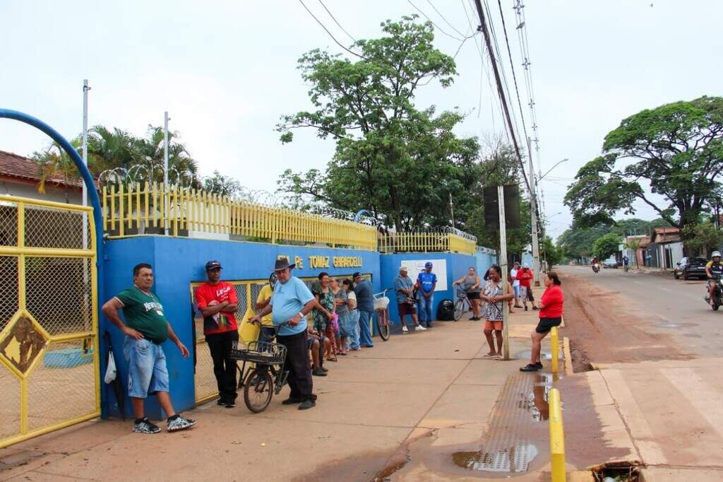 No pódio do voto, eleitores chegam antes das 5h, por medo da chuva