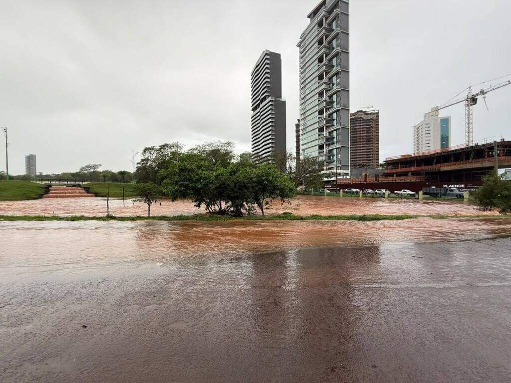 Chuva alaga ruas e deixa carros presos no entorno do Parque das Nações Chuva alaga ruas e deixa carros presos no entorno do Parque das Nações