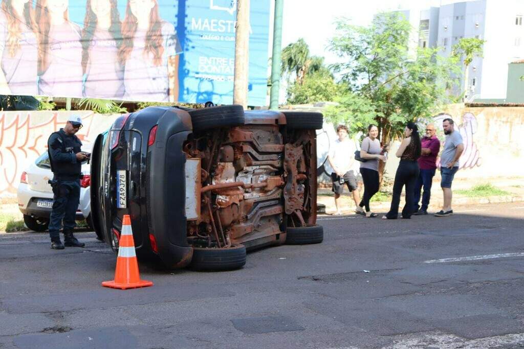 Jeep tomba após colisão e bloqueia trecho da 13 de Junho