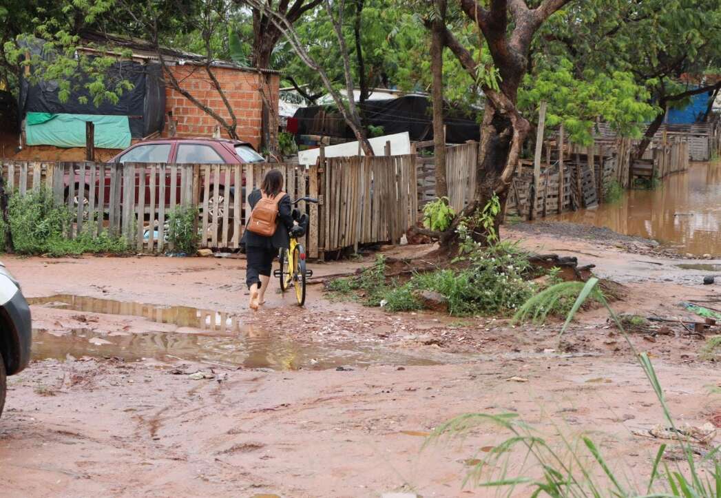 Chuva passa, mas água pode permanecer por até 30 dias em favela da Capital Chuva passa, mas água pode permanecer por até 30 dias em favela da Capital