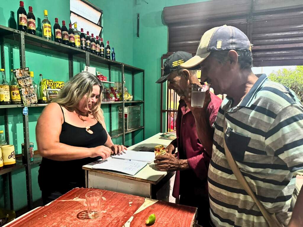 No bar da Rose, 50 centavos valem uma dose e uma ótima conversa No bar da Rose, 50 centavos valem uma dose e uma ótima conversa