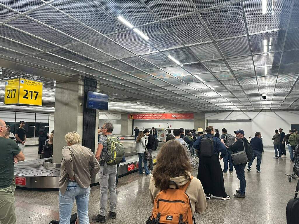 Passageiros de voo esperam mais de 1h por malas em aeroporto Passageiros de voo esperam mais de 1h por malas em aeroporto