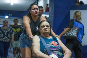 Eleitores vão cedo aos locais de votação no Rio, mesmo com chuva